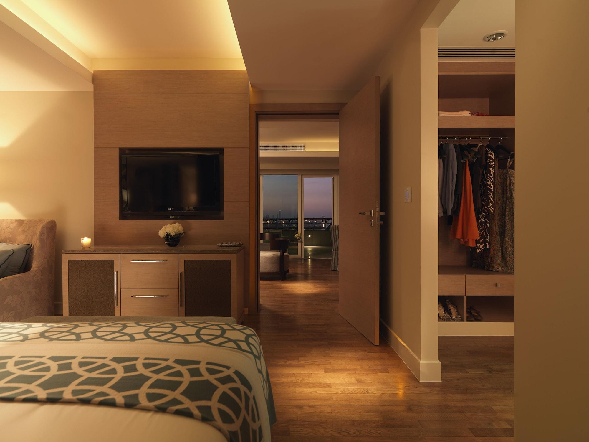 Millennium Al Rawdah Hotel Abu Dhabi Exterior photo A room at the Mandarin Oriental Hong Kong