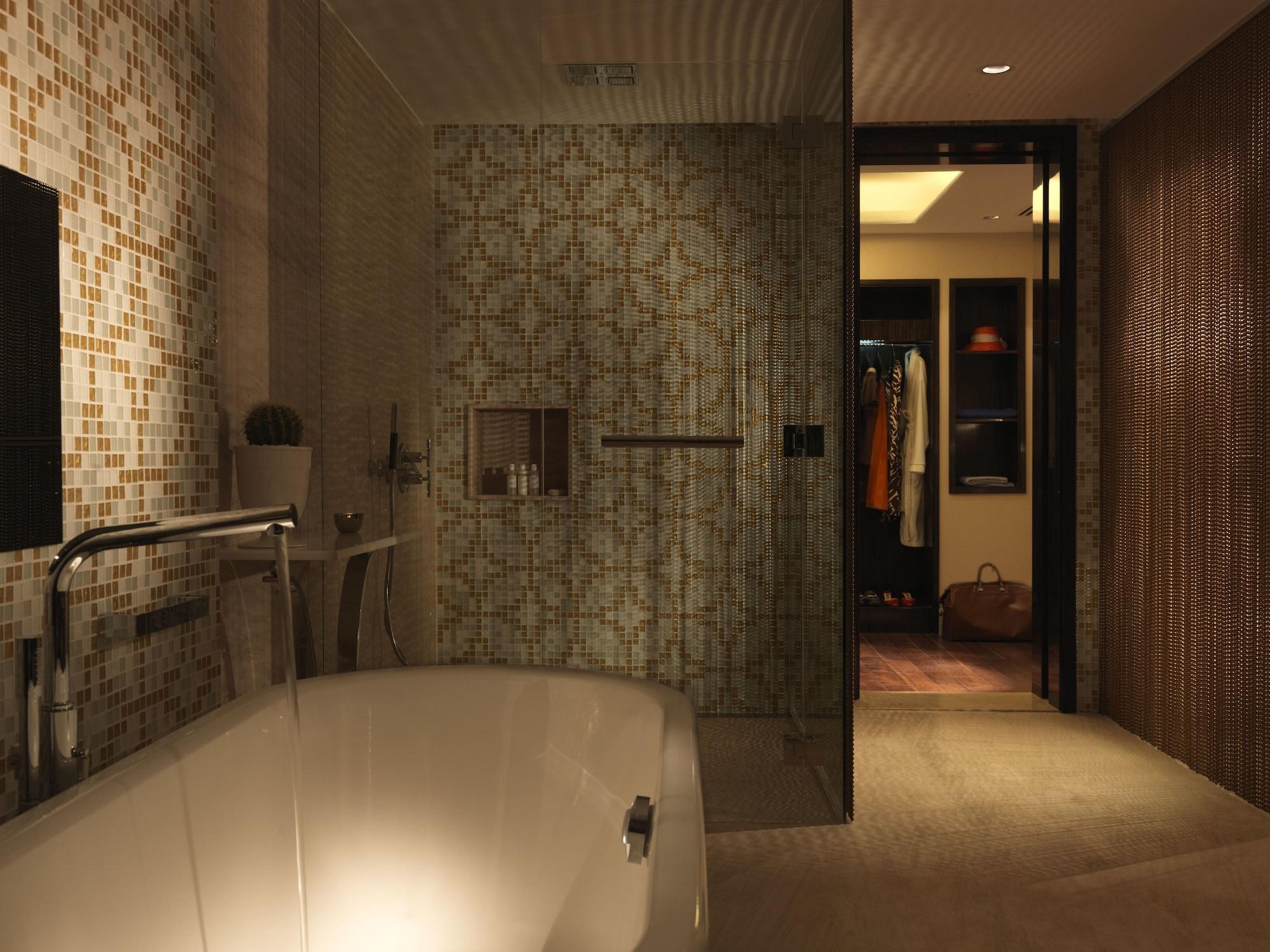 Millennium Al Rawdah Hotel Abu Dhabi Exterior photo Bathroom