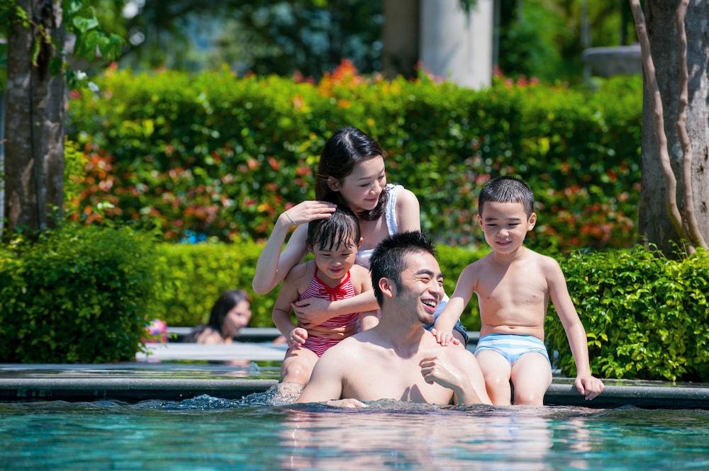 Millennium Al Rawdah Hotel Abu Dhabi Exterior photo Family at the pool