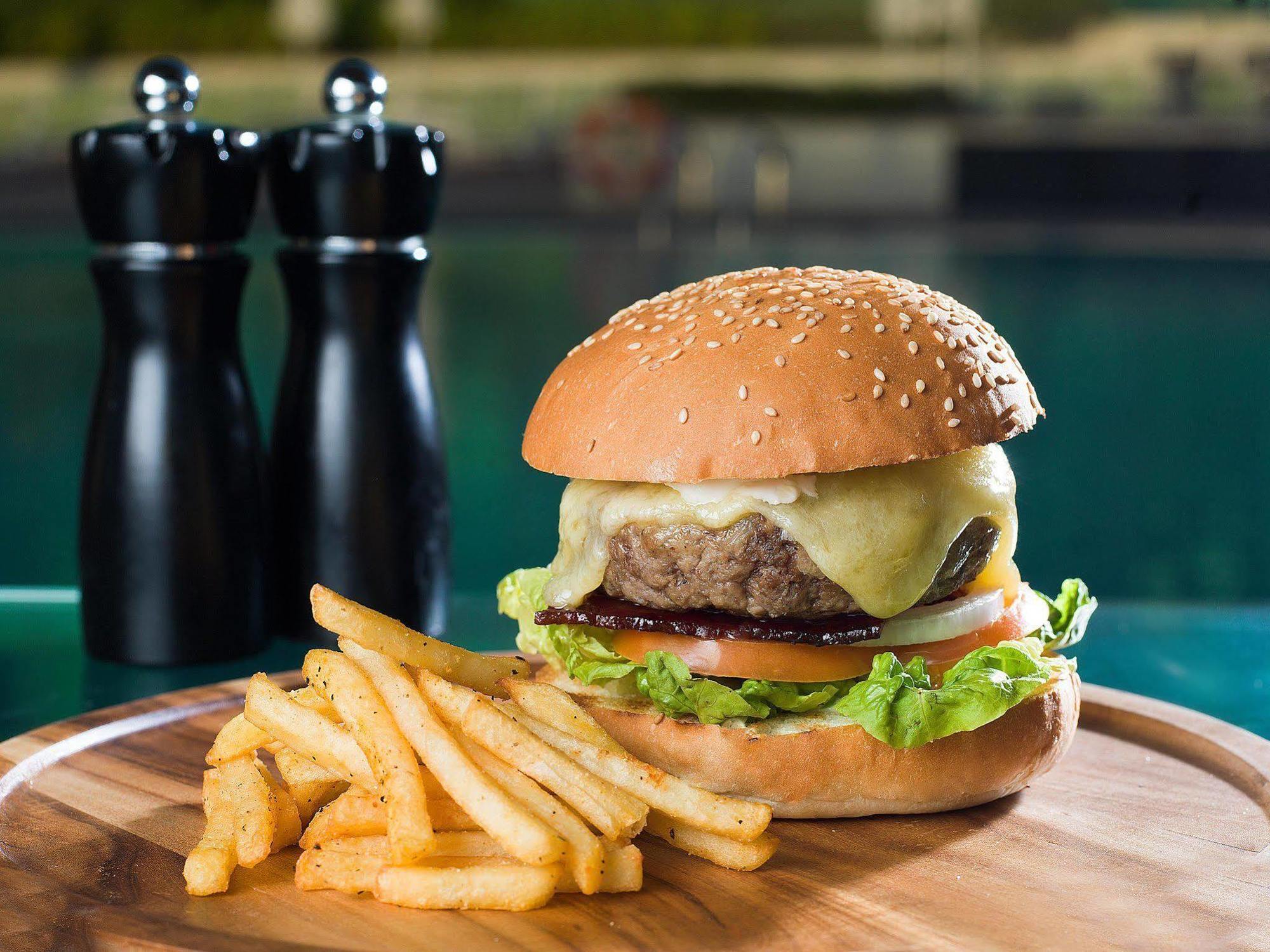 Millennium Al Rawdah Hotel Abu Dhabi Exterior photo A cheeseburger with chips
